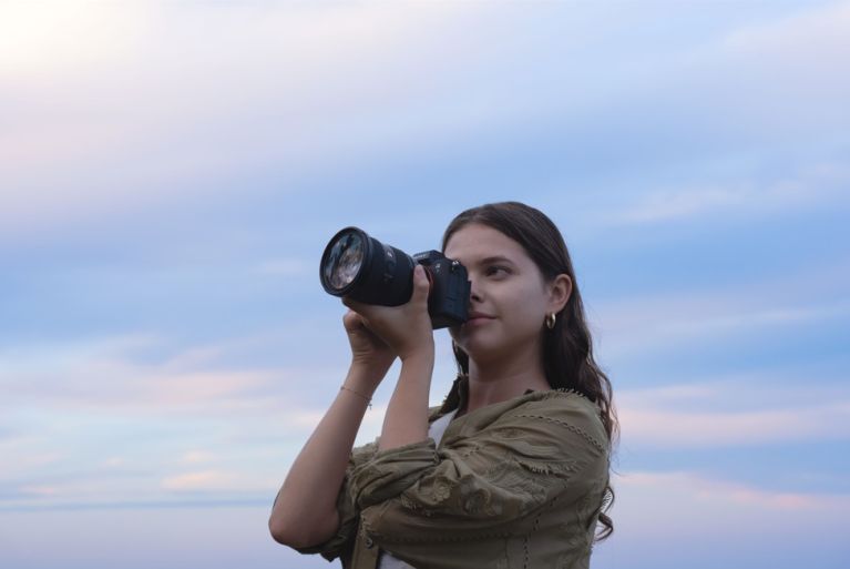 Sony Alpha 7V: la inteligencia artificial entra en una nueva era de la fotografía profesional